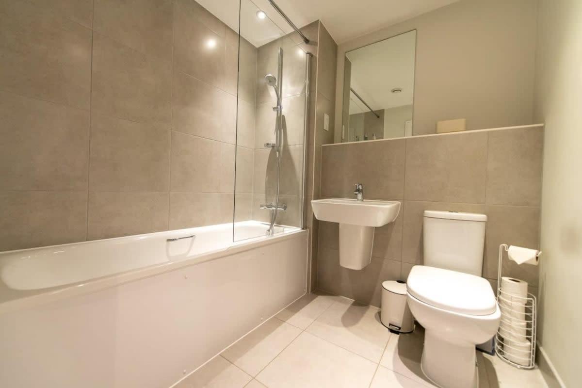 Fantastic 1 Bed Apartment In Crawley Bagian luar foto
