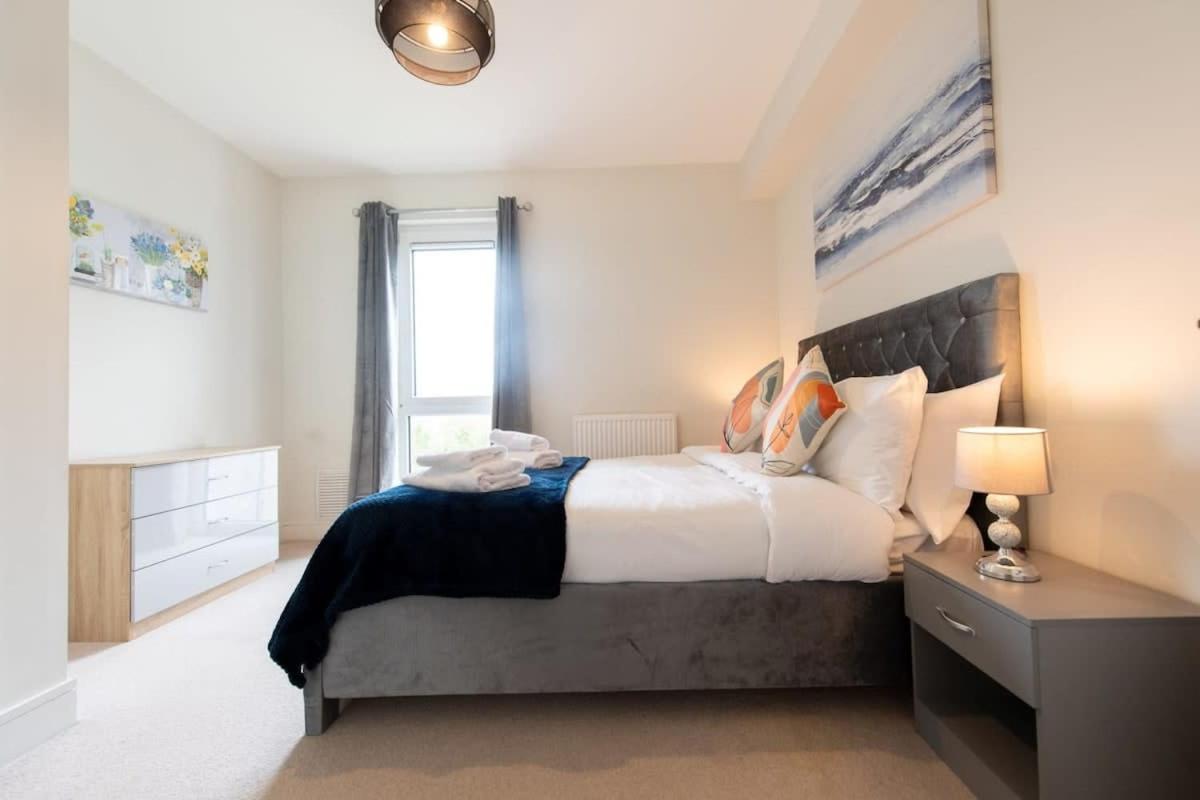Fantastic 1 Bed Apartment In Crawley Bagian luar foto