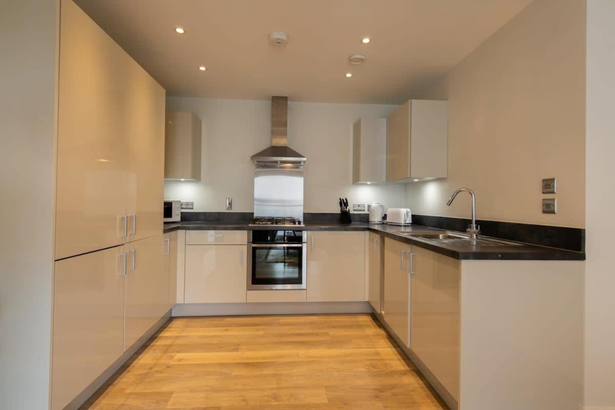 Fantastic 1 Bed Apartment In Crawley Bagian luar foto