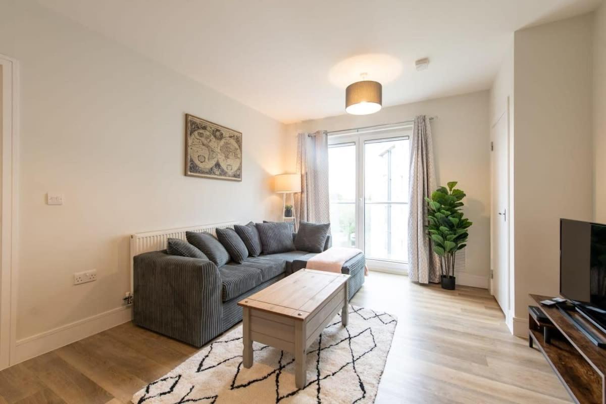 Fantastic 1 Bed Apartment In Crawley Bagian luar foto