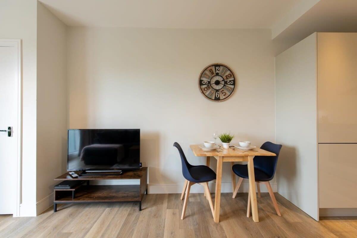 Fantastic 1 Bed Apartment In Crawley Bagian luar foto