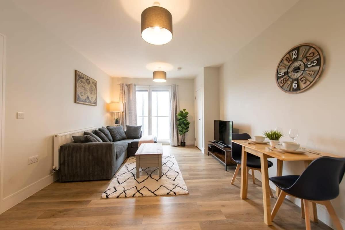Fantastic 1 Bed Apartment In Crawley Bagian luar foto