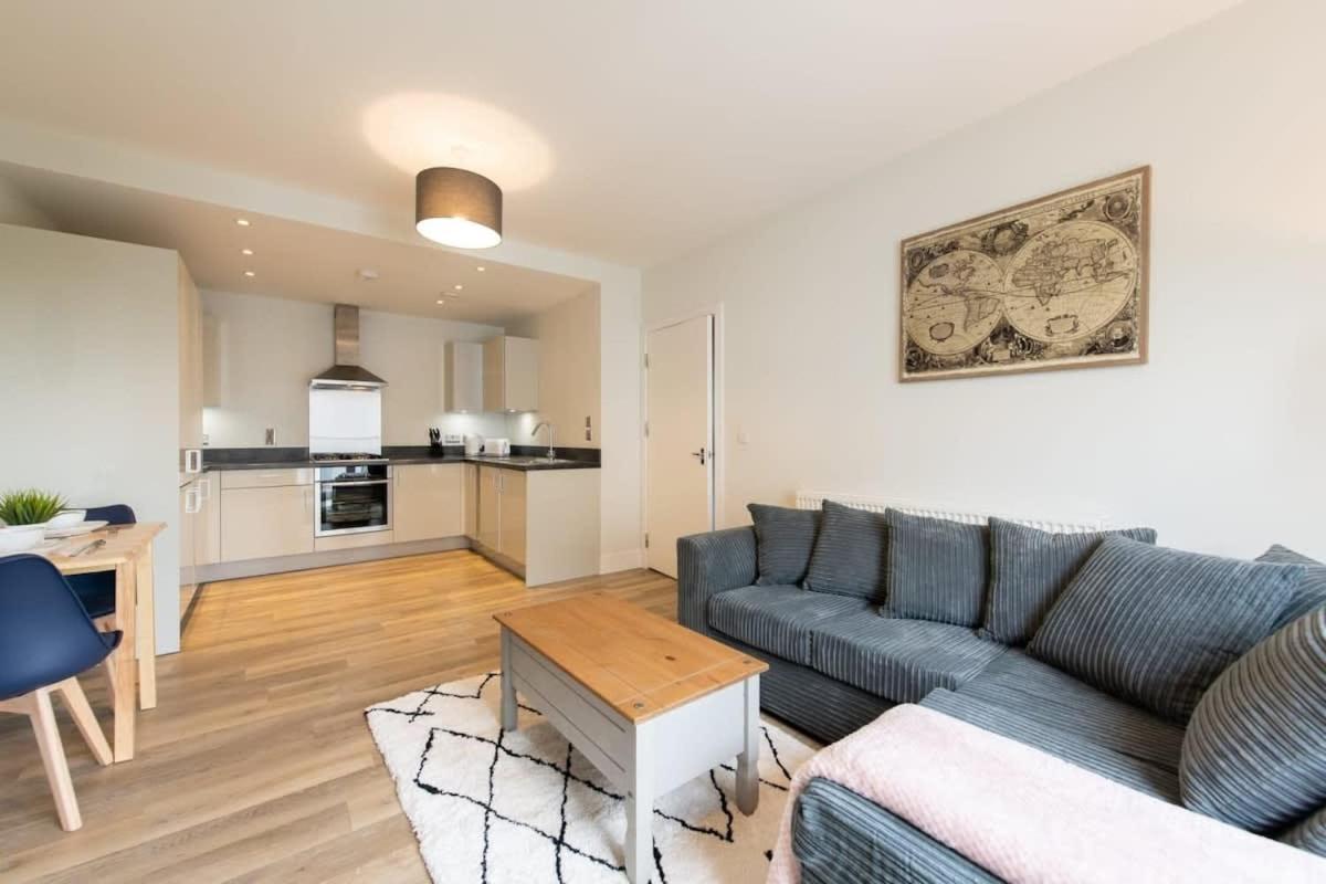 Fantastic 1 Bed Apartment In Crawley Bagian luar foto