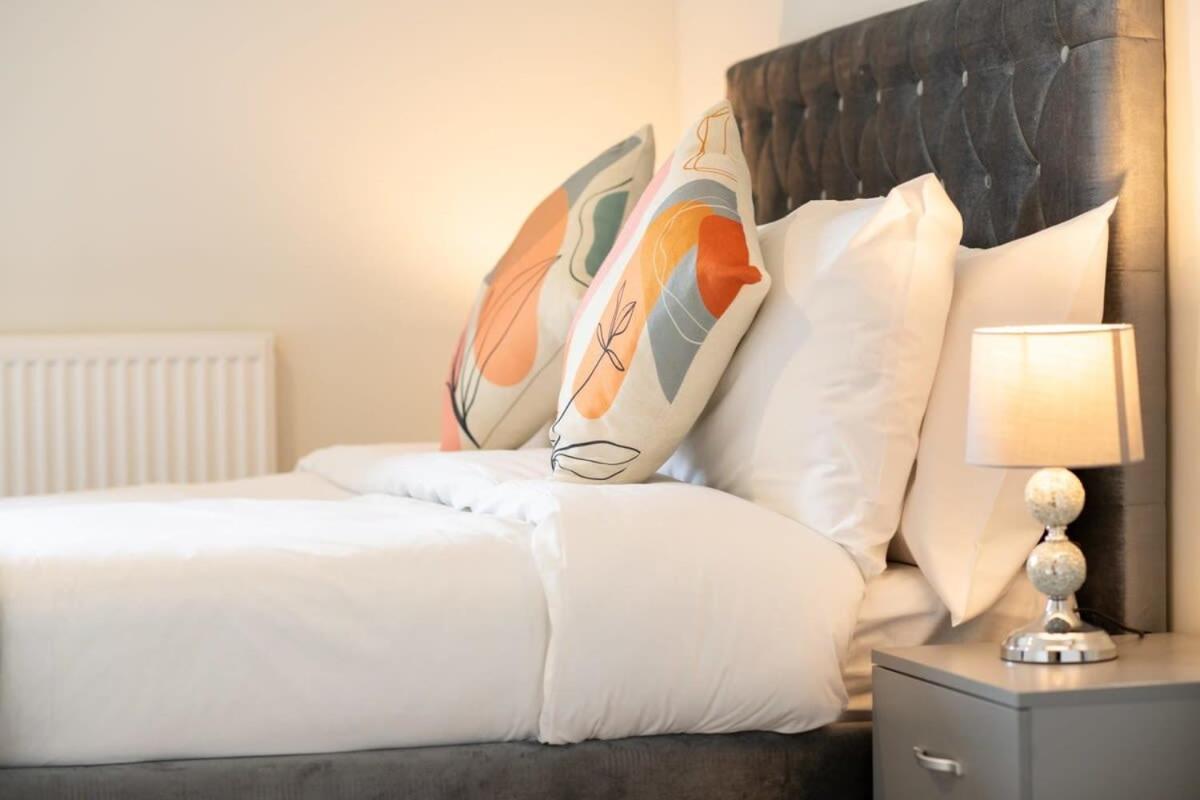 Fantastic 1 Bed Apartment In Crawley Bagian luar foto
