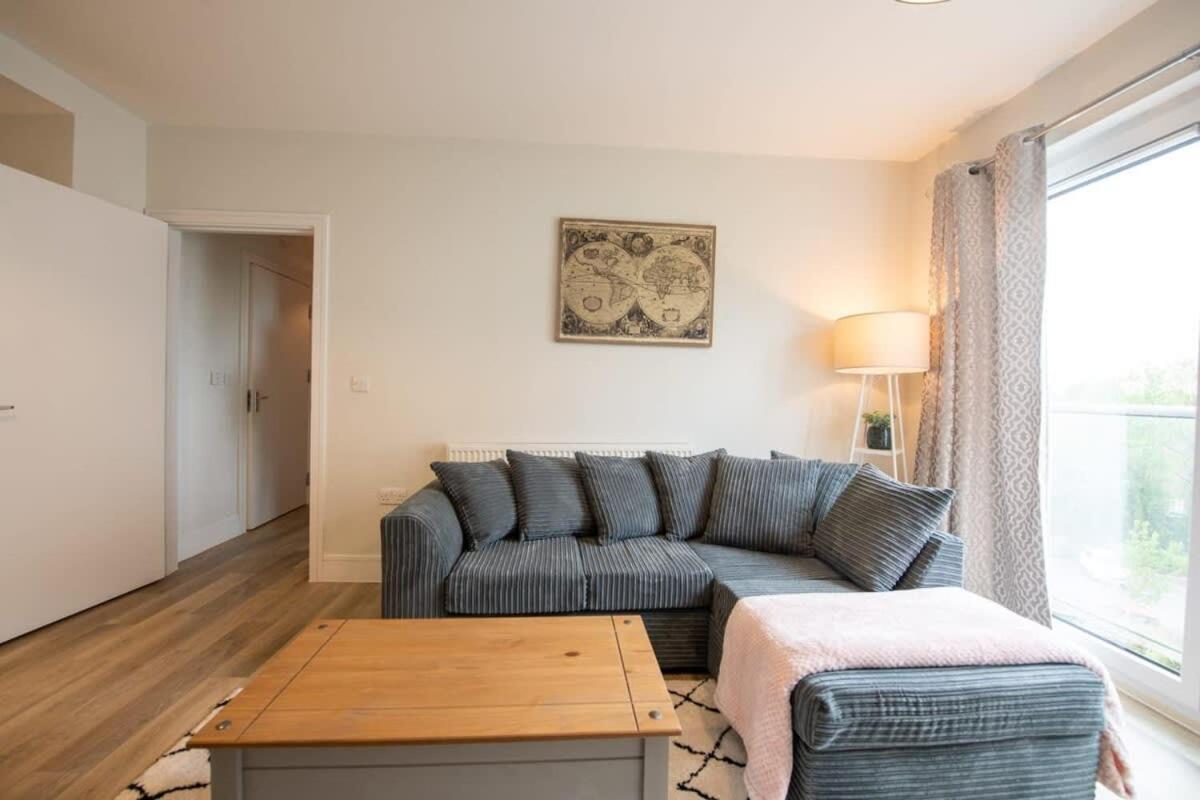 Fantastic 1 Bed Apartment In Crawley Bagian luar foto