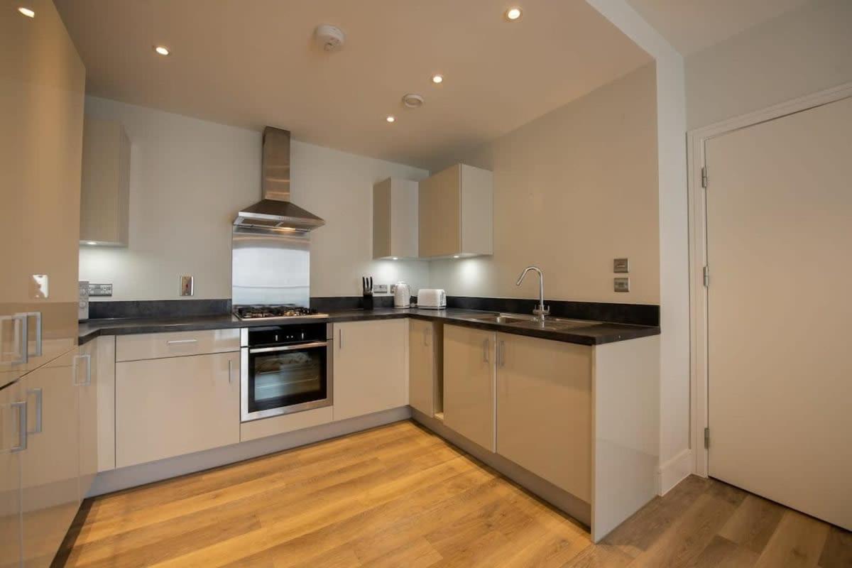 Fantastic 1 Bed Apartment In Crawley Bagian luar foto