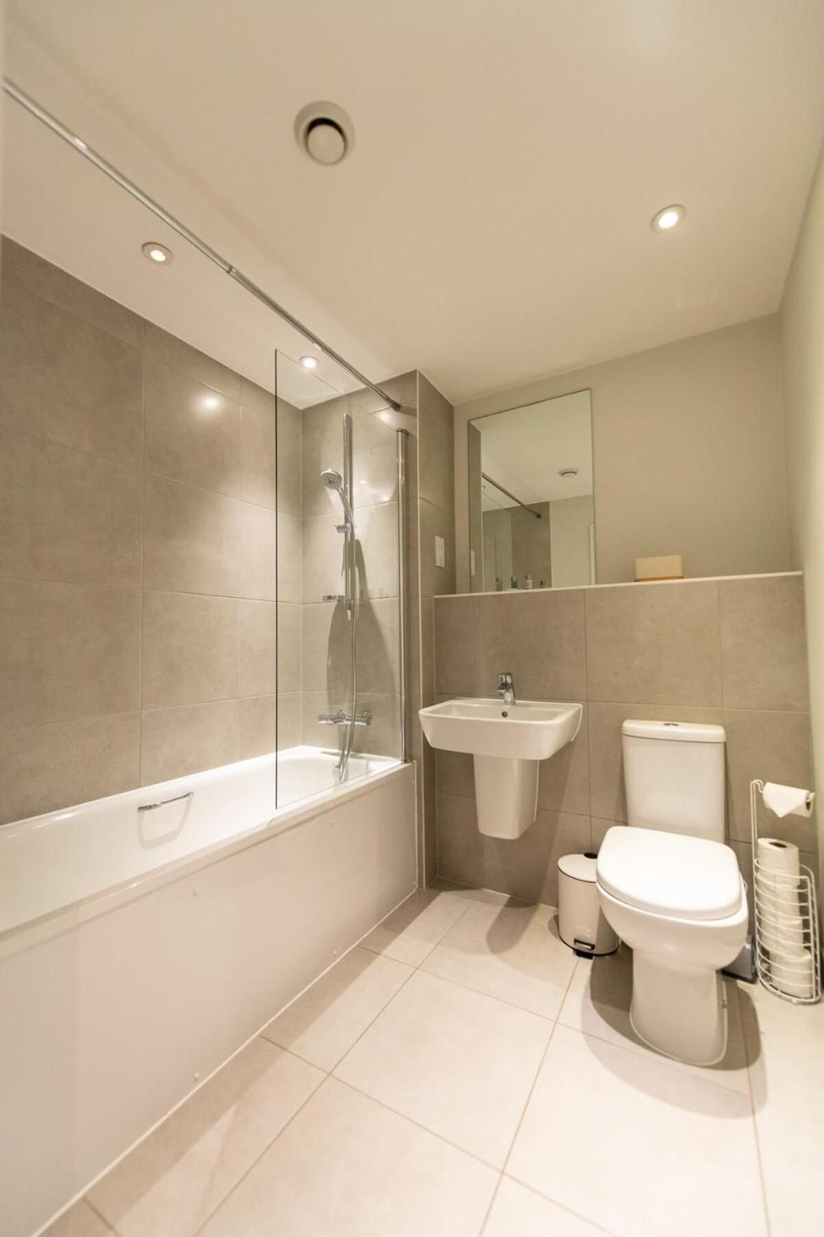 Fantastic 1 Bed Apartment In Crawley Bagian luar foto